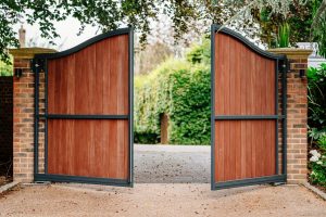 steelframed wooden drivewat gates 3