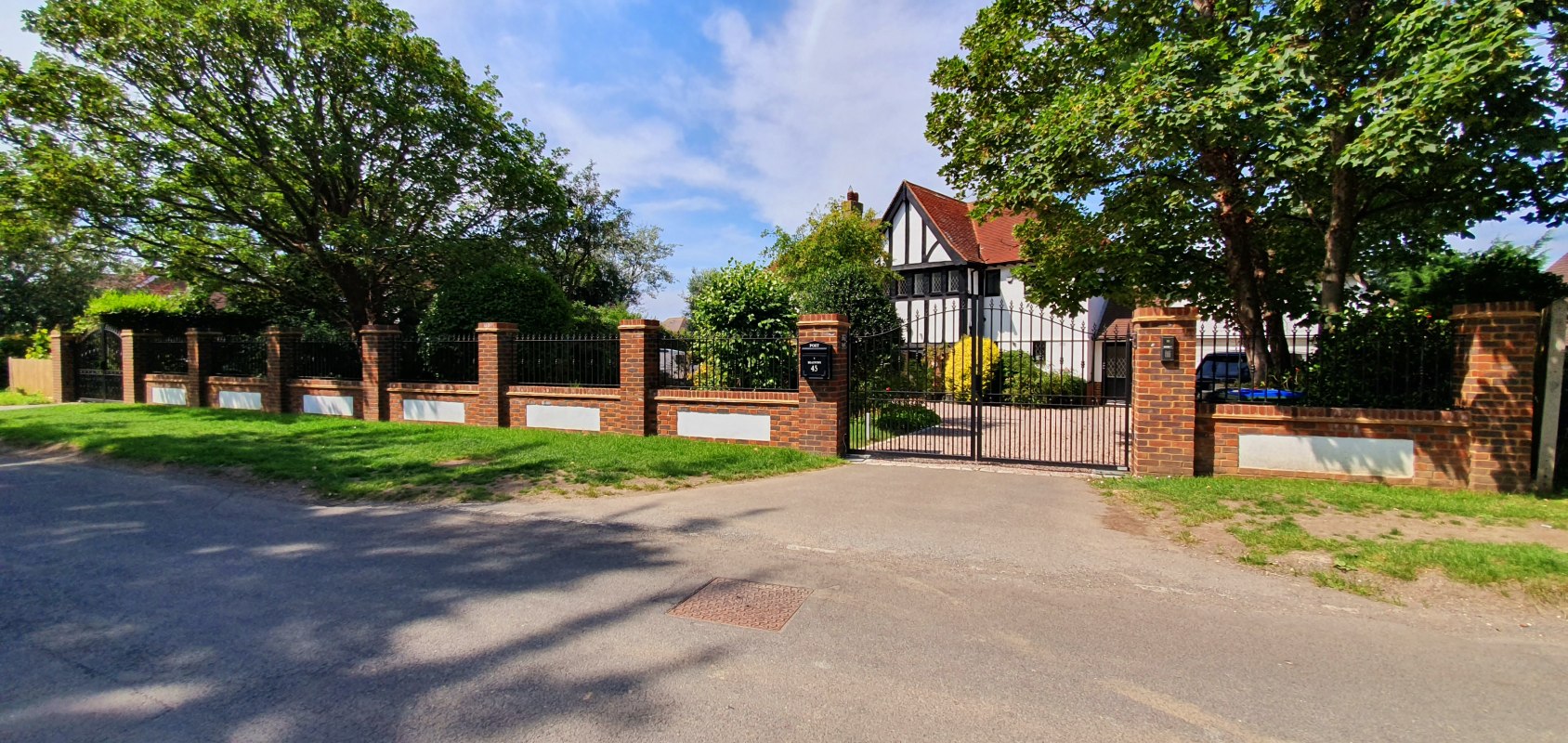 Electric Gates in Esher, Horsham, Oxted, Brighton, Haywards Heath, East Grinstead, Sussex, Surrey, Kent and London