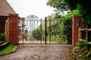 Double Electric SwiEntrance Gates Horsham, Haywards Heath, Brighton, Oxted, Esher, Sussex, Surrey, Kent and London