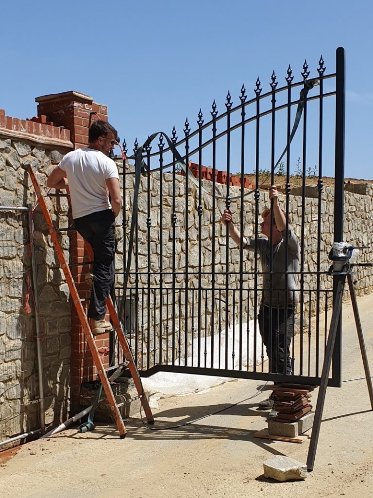 Electric Entrance gate installation in Oxted, Horsham, Haywards Heath, Brighton, Esher, near me