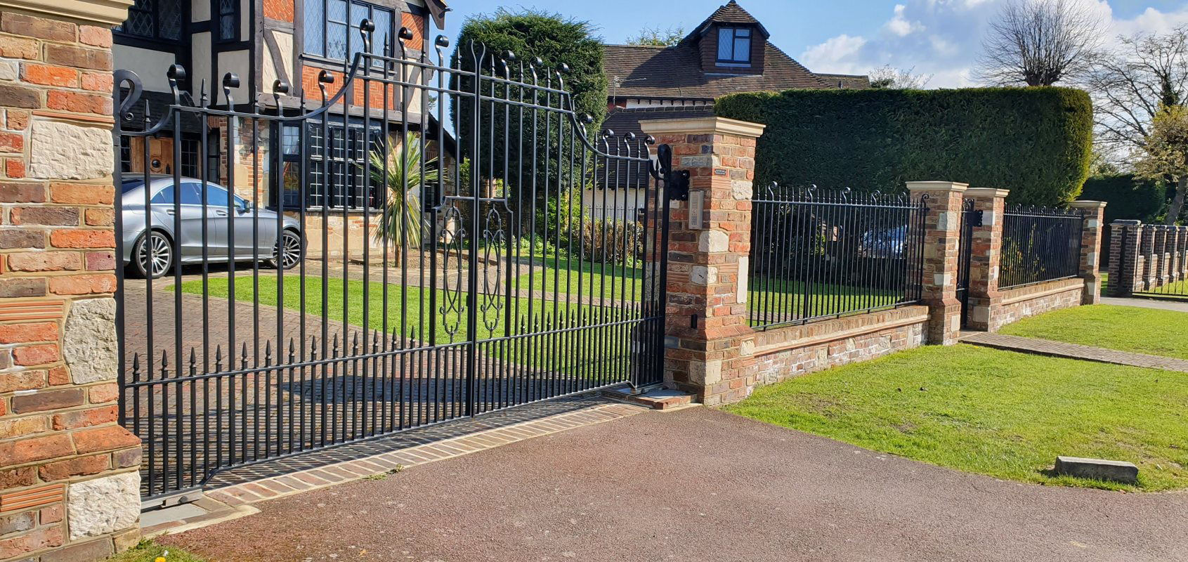 Gates and railings Made To Measure in Esher, Oxted, Horsham, Haywards Heath, Brighton, Sussex, Surrey, Kent and London