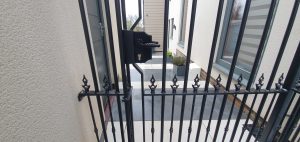 Hand Made Lockable Side Gate with side panels in Esher, Oxted, Horsham, Haywards Heath, Brighton, Sussex, Surrey, Kent and London